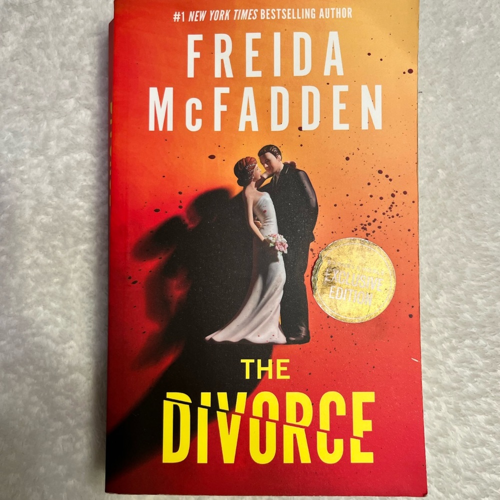 The Divorce Freida McFadden B&N Exclusive Edition Paperback Thriller 2026